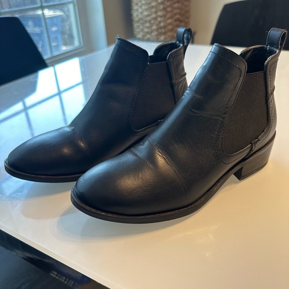 Steve Madden Chelsea Boots - size 7M - Picture 4 of 6